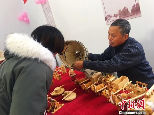 图为齐天仓为学生讲解蒙古包摆件制作技艺。　张玮 摄