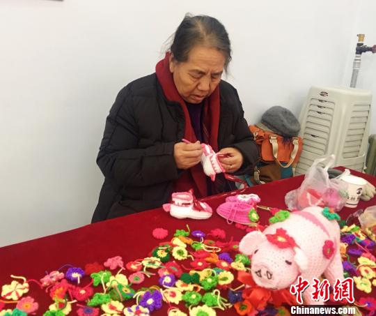 图为钩编技艺老师现场展示钩编技艺?！≌喷?摄