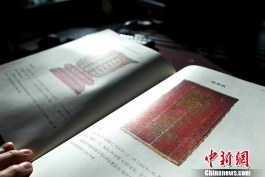 图为“小故宫”青海瞿昙寺内明朝年间题有“独尊”二字的木匾。　张添福 摄