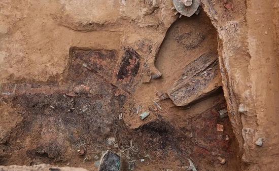 权杖和金牌饰(右下角)