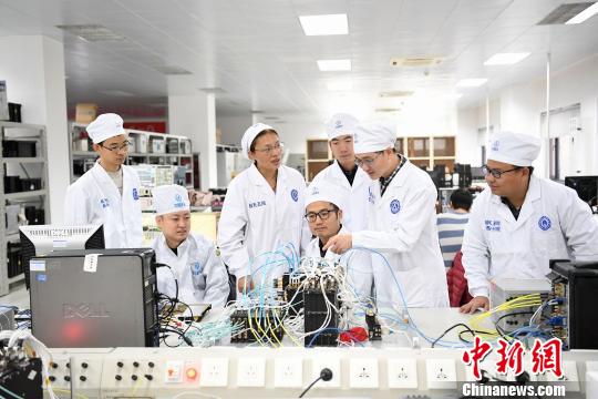 西安分院嫦娥四号探测器的研制人员正在讨论问题?！∷蘸晡?摄