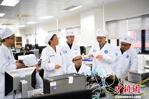 西安分院嫦娥四号探测器的研制人员正在讨论问题?！∷蘸晡?摄