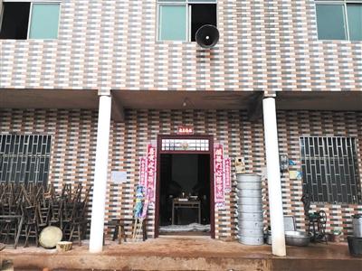 1月2日，罗毅父母的寿棺停在家中的堂屋里。