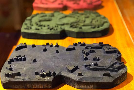 用于制作滩头年画的梨木手工刻板。张晶 摄