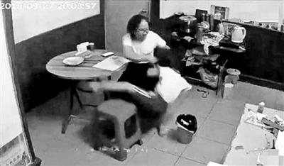 母亲陈某文推倒女童(视频截图) 母亲陈某文推倒女童(视频截图)