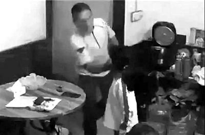 父亲刘某华打女儿(视频截图) 父亲刘某华打女儿(视频截图)