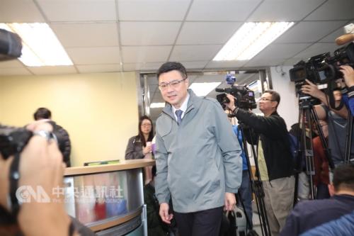 民进党第16届党主席补选6日投票，晚间结果出炉，由前“行政院秘书长”卓荣泰(前)胜出。( 图片来源：“中央社”记者 吴家升摄 )