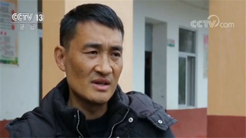 春涛镇黄泥小学校长章站亮