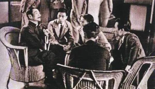 鲁迅先生与青年木刻家在一起　沙飞摄