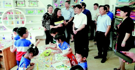 大兴区政协主席吴问平带队深入学校调研 大兴区政协主席吴问平带队深入学校调研