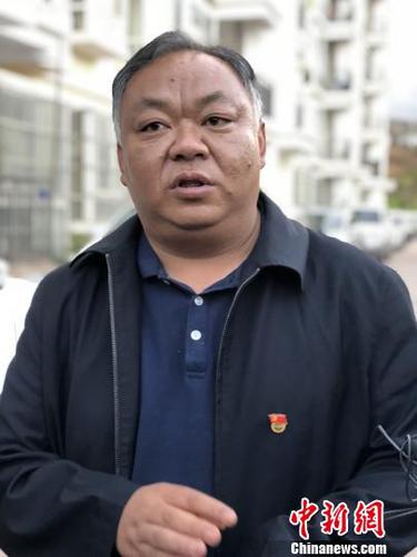 图为被称为“80后”白发干部的李忠凯?！＄殉?摄