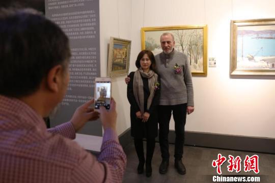 此次中俄艺术家携手举办油画作品展更具特殊意义?！÷榔?摄