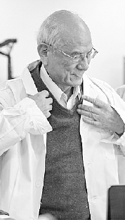 刘永坦在哈尔滨工业大学实验室（2018年12月25日摄）。    新华社记者  王松  摄