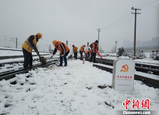 合肥工务段组织职工不间断清扫铁道线道岔积雪，保障铁路安全畅通?！●碱?摄
