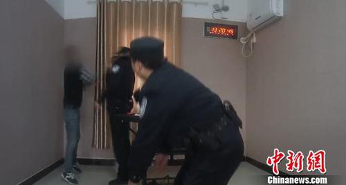 图为，男子张某跳起来攻击民警 周磊 摄