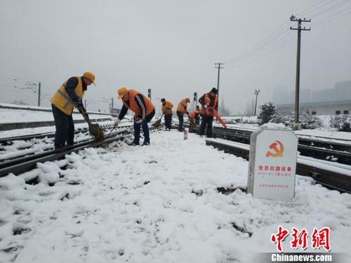 南京东车辆段货车检车员风雪里按标作业，坚守岗位保障运输安全。（刘寅 摄）