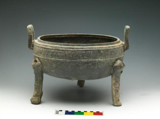 ▲青铜器窖藏H1445中出土的铜鼎。