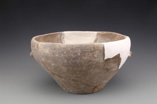 ▲史前房址中出土的陶盆。