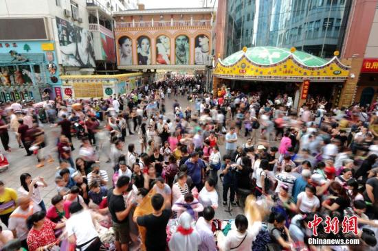 9月15日，商户聚集在北京天意商城门口甩卖商品，吸引大批顾客抢购。天意商城是北京规模最大的小商品批发兼零售市场，为疏解北京非首都功能，天意商城将于9月16日关门停业。<a target='_blank' href='http://www.chinanews.com/'>中新社</a>记者 盛佳鹏 摄