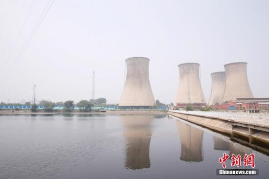 6月12日，2022年冬奥会进入“北京周期”后，各项筹备工作正在有条不紊推进，记者探访三大场馆建设进展，进一步了解可持续办奥的理念。作为今年平昌冬奥会新增的正式比赛项目，单板大跳台滑雪也将出现在2022年北京冬奥会上。按照规划，位于首钢园区内的滑雪大跳台建成后将成为世界首例永久保留和使用的单板大跳台场地。冬奥会后，该场地可承办国内外大跳台项目体育比赛，成为专业运动员和运动队训练场地、青少年后备人才选拔基地、赛事管理人员训练基地等，并作为向民众开放的冬奥会标志性景观旅游景点和休闲健身活动场所。图为滑雪大跳台规划区域。 <a target='_blank' href='http://www.chinanews.com/'>中新社</a>记者 韩海丹 摄