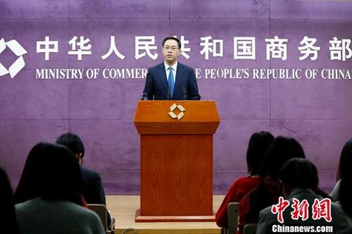 12月6日，中国商务部举行例行新闻发布会。商务部新闻发言人高峰在发布会上表示，明年中国外贸发展仍具备有力支撑，高质量发展步伐将继续加快。<a target='_blank' href='http://www.chinanews.com/'>中新社</a>记者 李慧思 摄