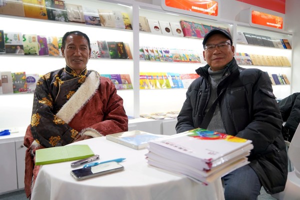 (图片说明:斯那定珠(左)与《云上巴拉》作者尤祥能) (图片说明:斯那定珠(左)与《云上巴拉》作者尤祥能)