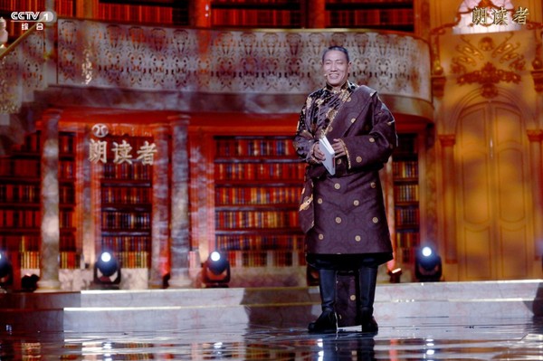 图为斯那定珠参加央视《朗读者》节目 图为斯那定珠参加央视《朗读者》节目