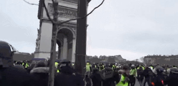 法国“黄背心”第九周，八千人再上巴黎街头