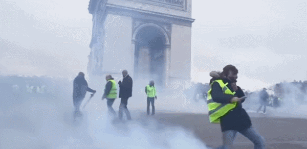法国“黄背心”第九周，八千人再上巴黎街头