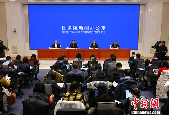 1月15日，国务院新闻办在北京举行新闻发布会，国家发展改革委副主任连维良、财政部部长助理许宏才、中国人民银行副行长朱鹤新介绍本部门落实中央经济工作会议精神的具体举措，并答记者问。 <a target='_blank' href='http://www.chinanews.com/'>中新社</a>记者 杨可佳 摄