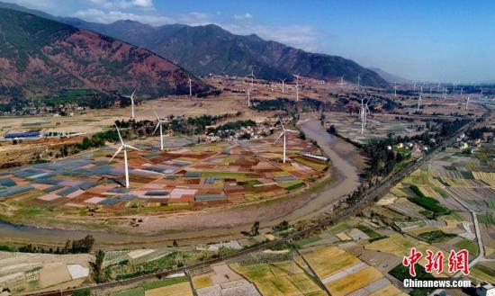 4月8日，四川德昌县安宁河峡谷200余座风电，与成昆铁路、京昆高速公路、田园和大山相融，成为一道靓丽的风景。凉山州阳光充足、风能等资源丰富，被列为中国南方地区国家级风电基地，列入规划的风电场有121个，已建成32座风电场总装机173.85万千瓦，建成光电60万千瓦，清洁能源的发展带动了当地高新技术产业和民众脱贫增收。刘忠俊 摄
