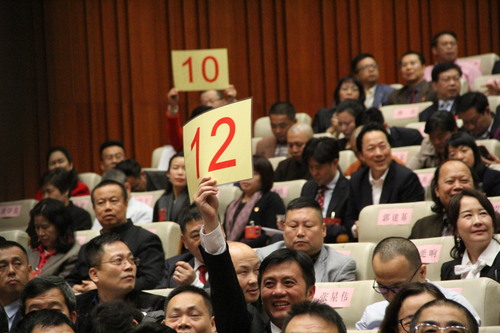 委员们高举号牌，争取发言机会