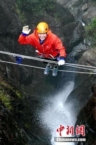 七旬“无腿老人”浙江神仙居挑战攀岩