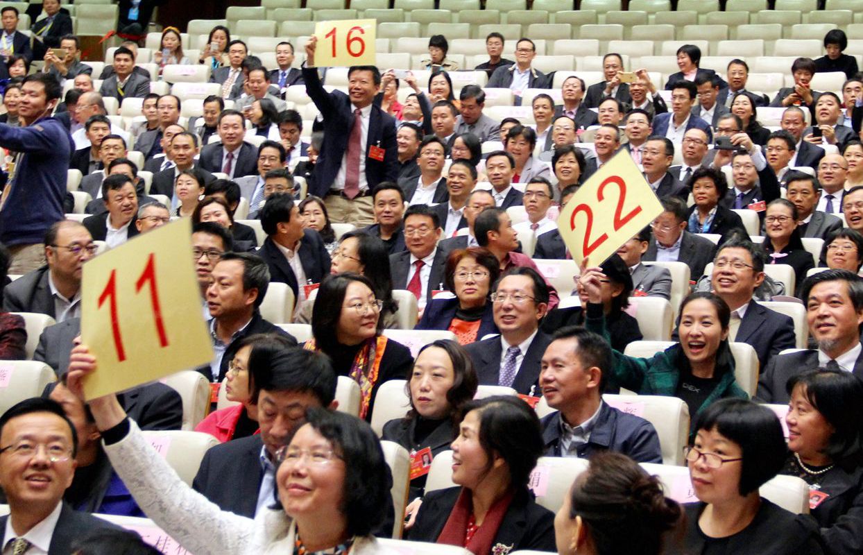 委员们高举号牌，争取发言机会