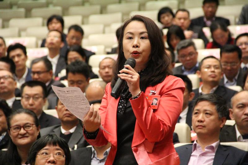“抢麦”现场,黄洁薇委员发言