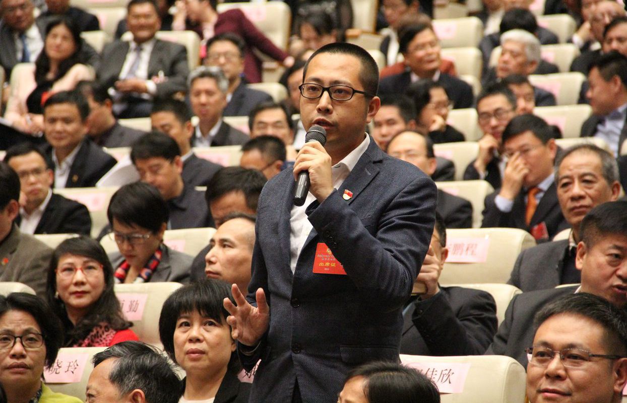 “抢麦”现场,郑佳欣委员发言