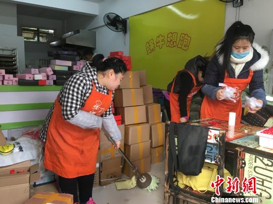 图为孩子们和特教老师一起打扫卫生 武一力 摄 图为孩子们和特教老师一起打扫卫生 武一力 摄