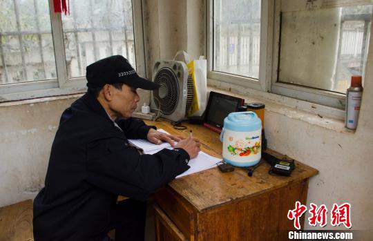 余任开登记动车通过花甲山隧道的时间 翟李强 摄