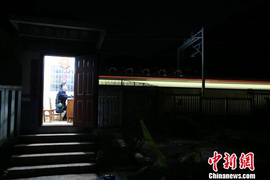 夜里的南钦17号治安岗亭显得孤寂，一列动车呼啸而过?！』凭?摄