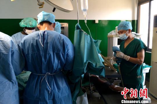 汪辉德为当地手术病人进行麻醉?！≈有?摄