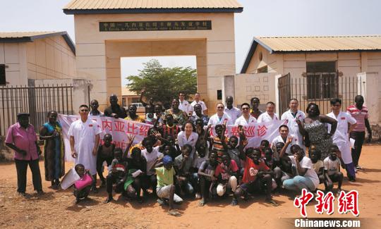 汪辉德与队友们到学校义诊后合影?！≈有?摄