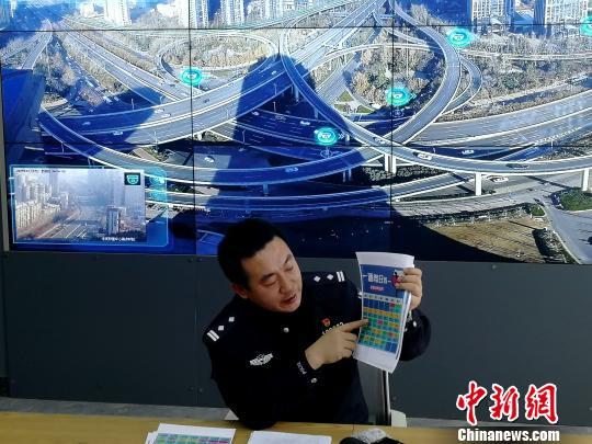 图为济南市交警支队智慧办副主任潘旭光介绍《酒驾整治日历》。　郝学娟 摄