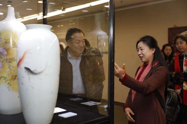 观众参观景德镇瓷器 观众参观景德镇瓷器