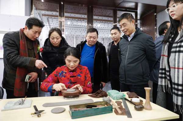 观众了解宜兴紫砂壶制作工艺 观众了解宜兴紫砂壶制作工艺