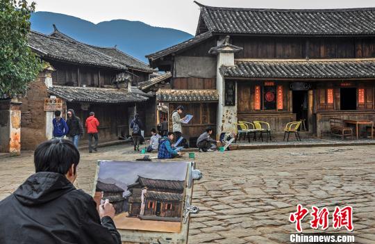 图为在沙溪古镇里写生的人?！∷战鹑?摄