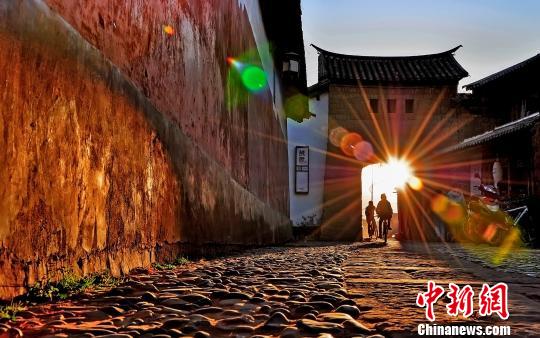 图为沙溪古镇南寨门?！∷战鹑?摄