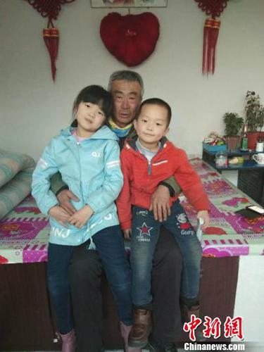 图为李玉宝大爷和孙子孙女合影?！∈芊谜吖┩?摄
