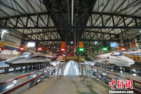 四列动车组停放在南昌西动车所检修大库内进行检修。　丁波 摄