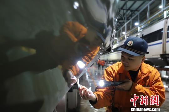 动车机械师正在检修动车组走行部组件。　肖尧 摄
