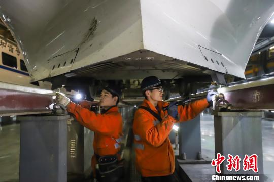 动车组机械师正在检查动车组底部组件?！⌒ひ?摄
